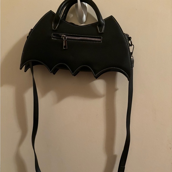 Small bat shaped purse with cobweb stitching. - Picture 4 of 4